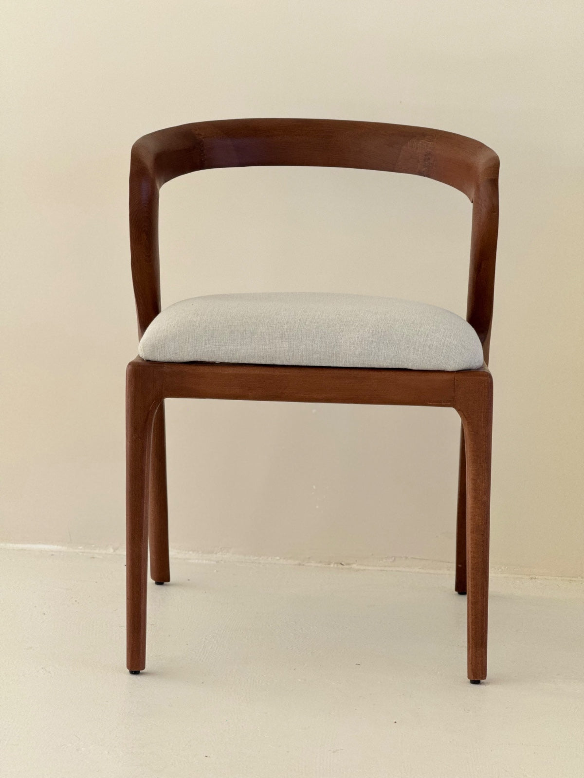 Ello Dining Chair in walnut and light brown with curved backrest and Z-shaped profile