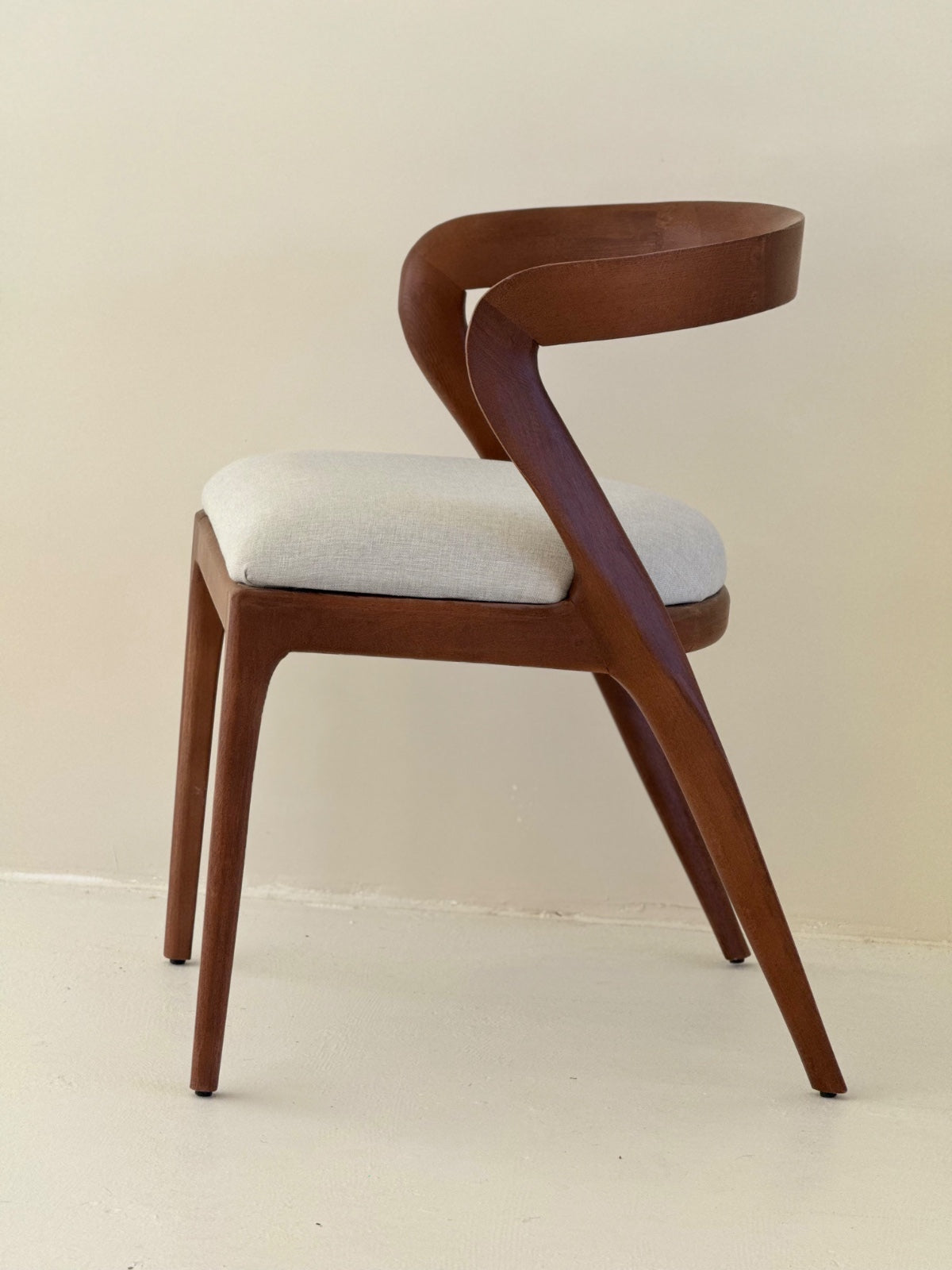Ello Dining Chair in walnut and light brown with curved backrest and Z-shaped profile