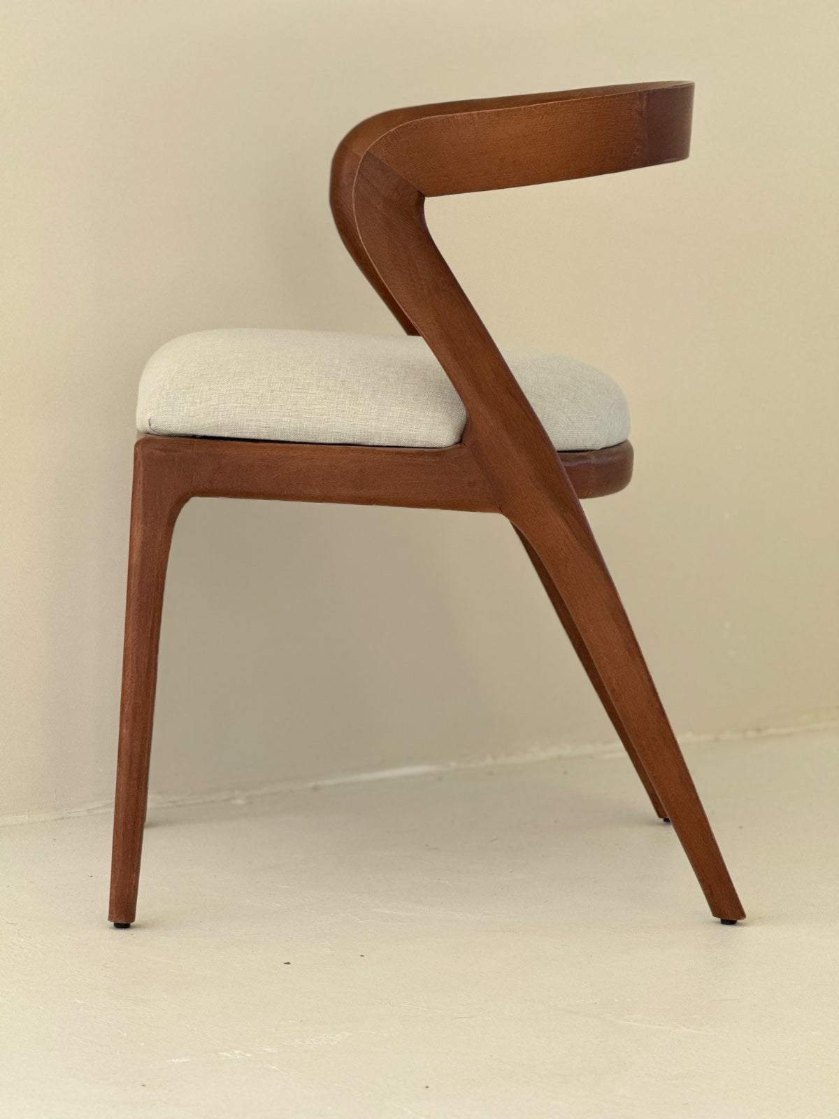 Ello Dining Chair in walnut and light brown with curved backrest and Z-shaped profile