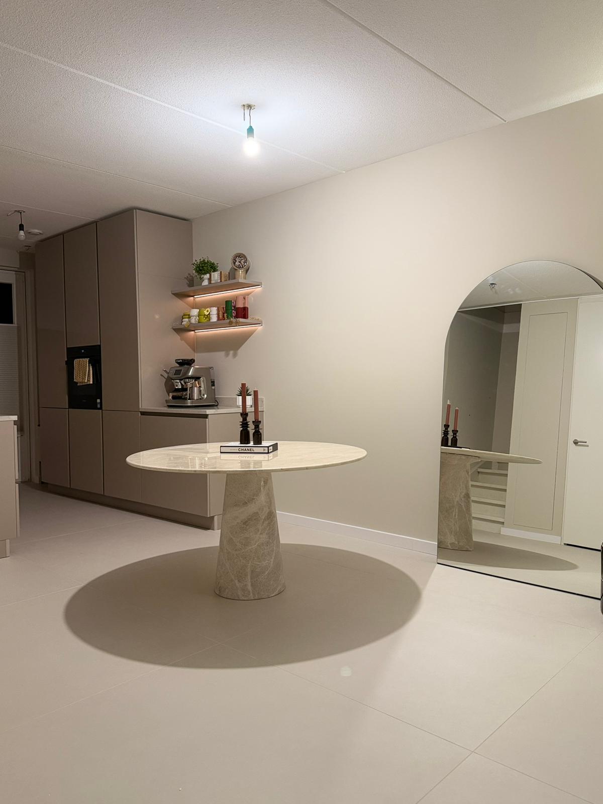 Champagnercreme | Runder Esstisch aus Marmor