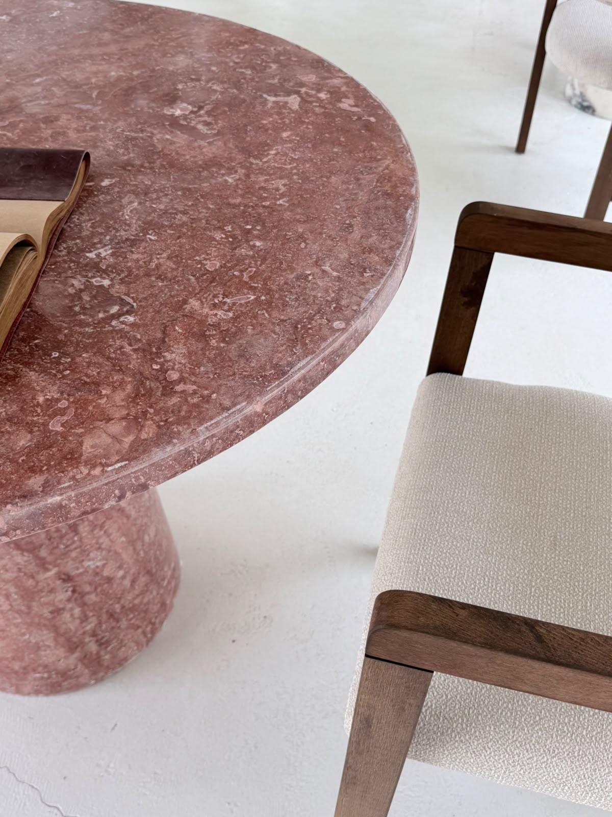 The Rosso Travertin Ronde Eettafel