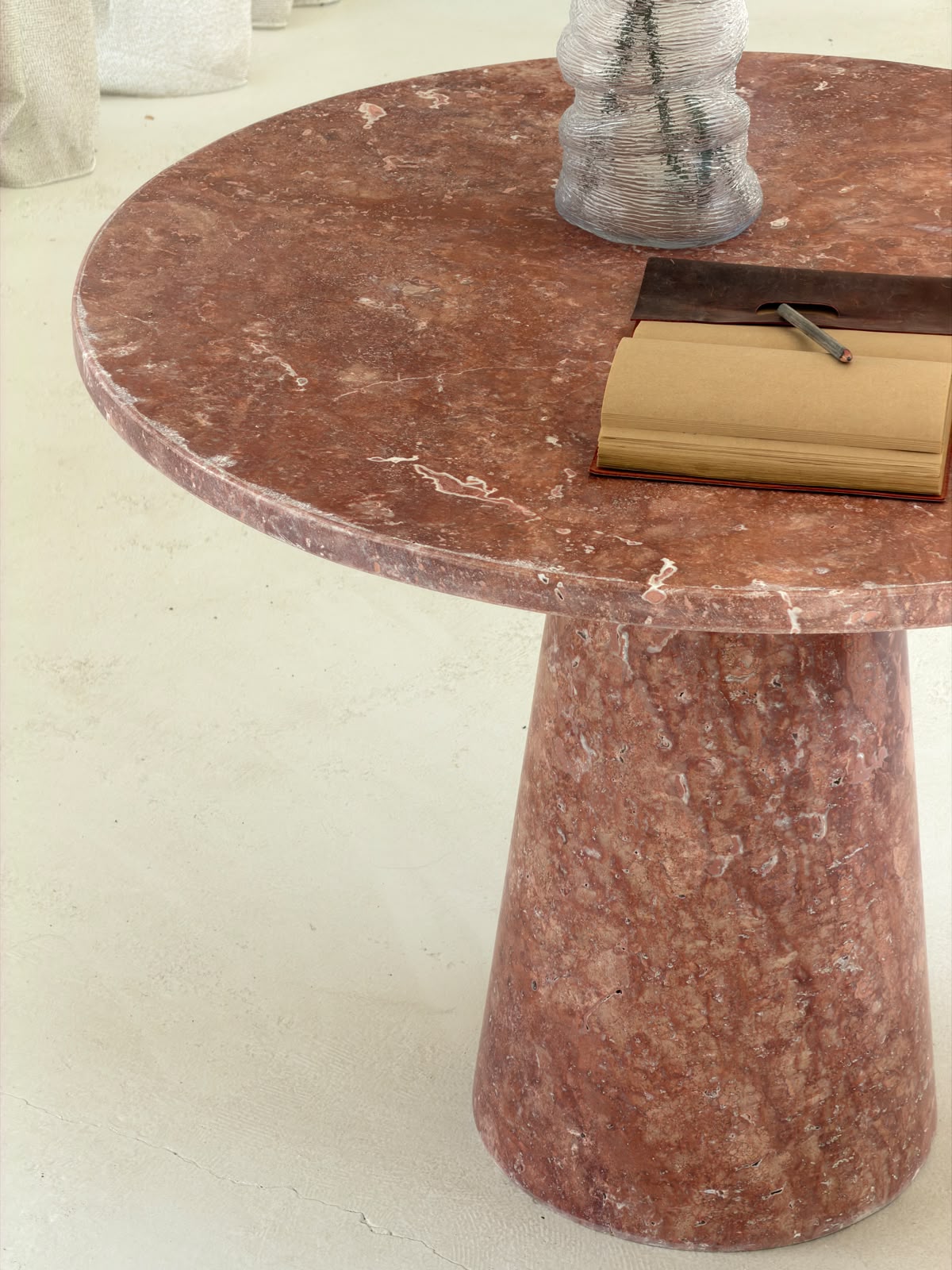 The Rosso Travertin Ronde Eettafel