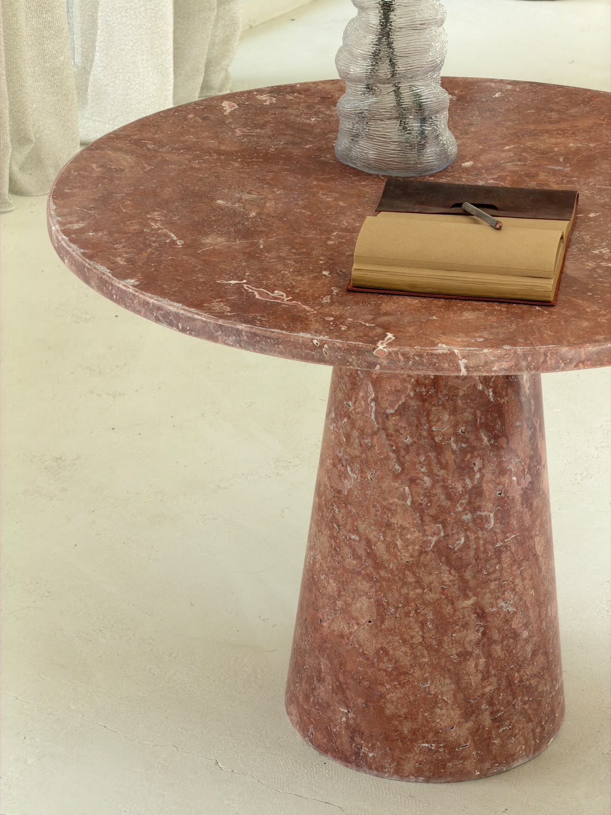 The Rosso Travertin Ronde Eettafel