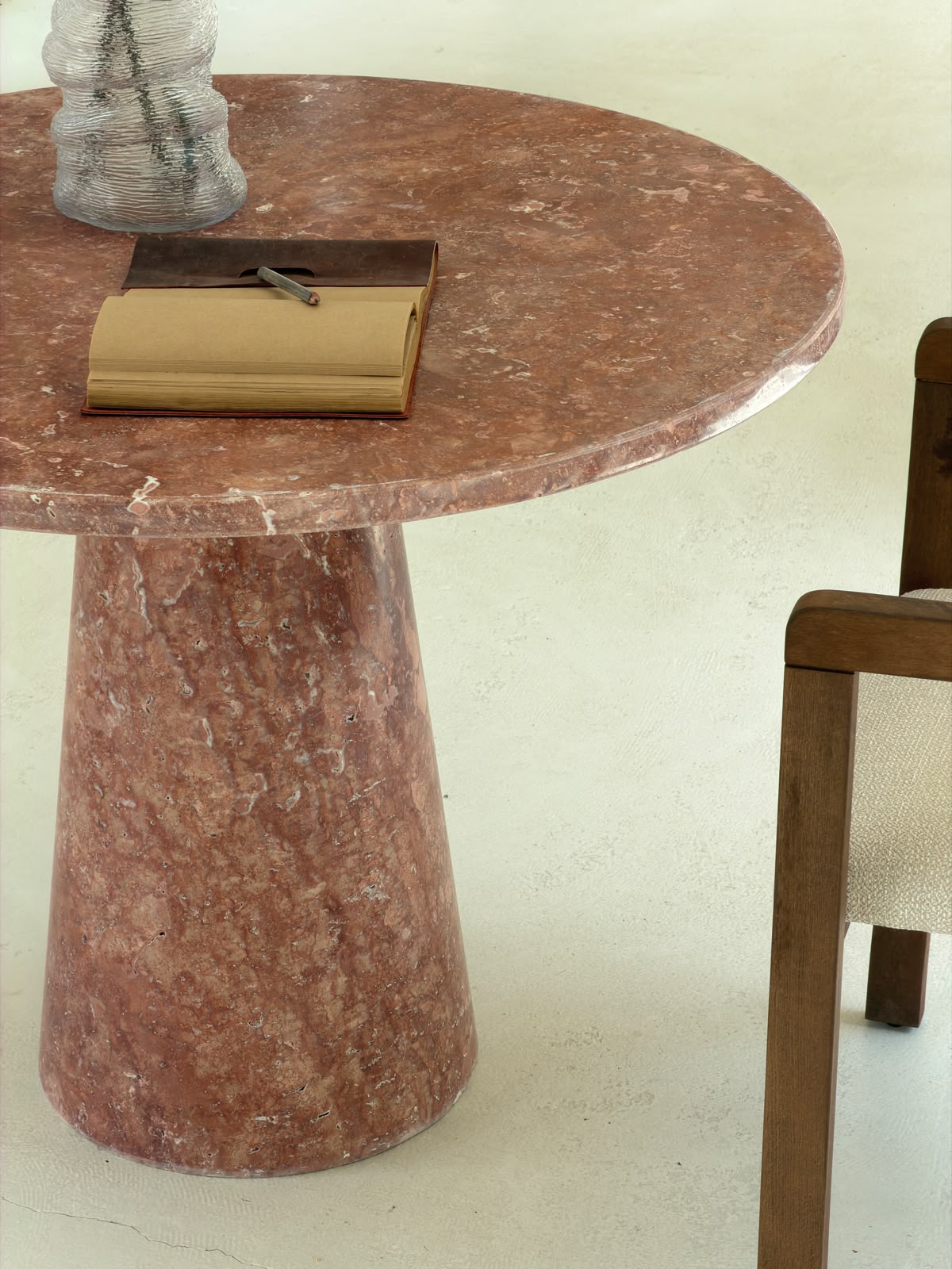 The Rosso Travertin Ronde Eettafel