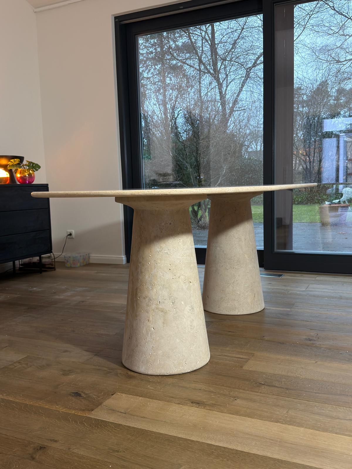 The Modena Travertin Ovale Eettafel