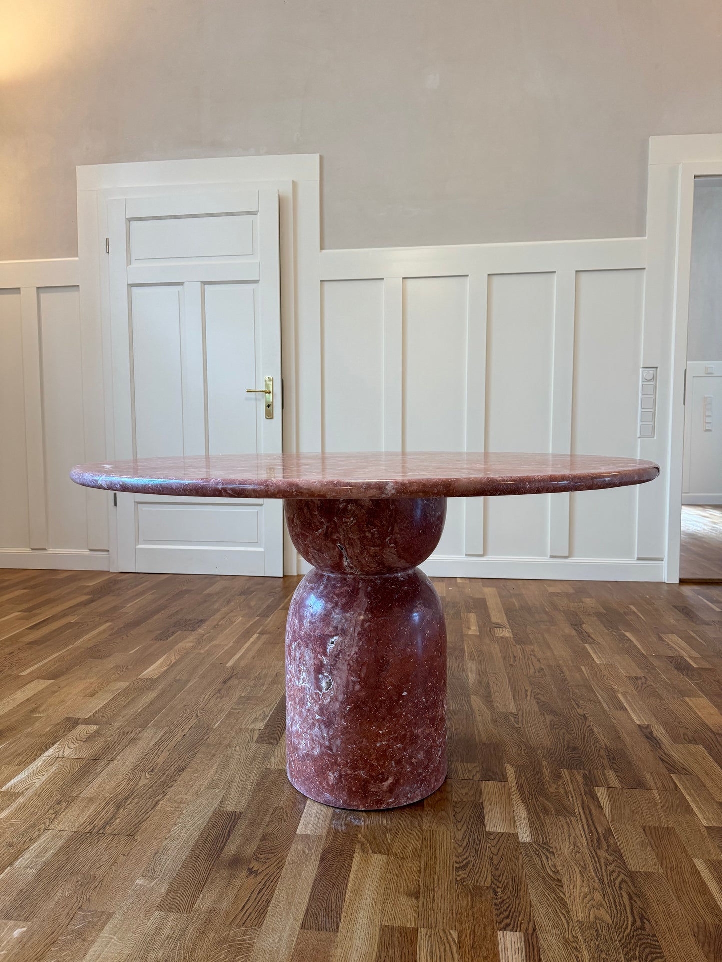 De Oreo | Rode Travertin Ronde Eettafel