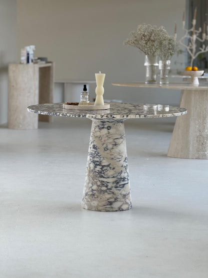 The Conical Violet | Runder Esstisch aus Marmor