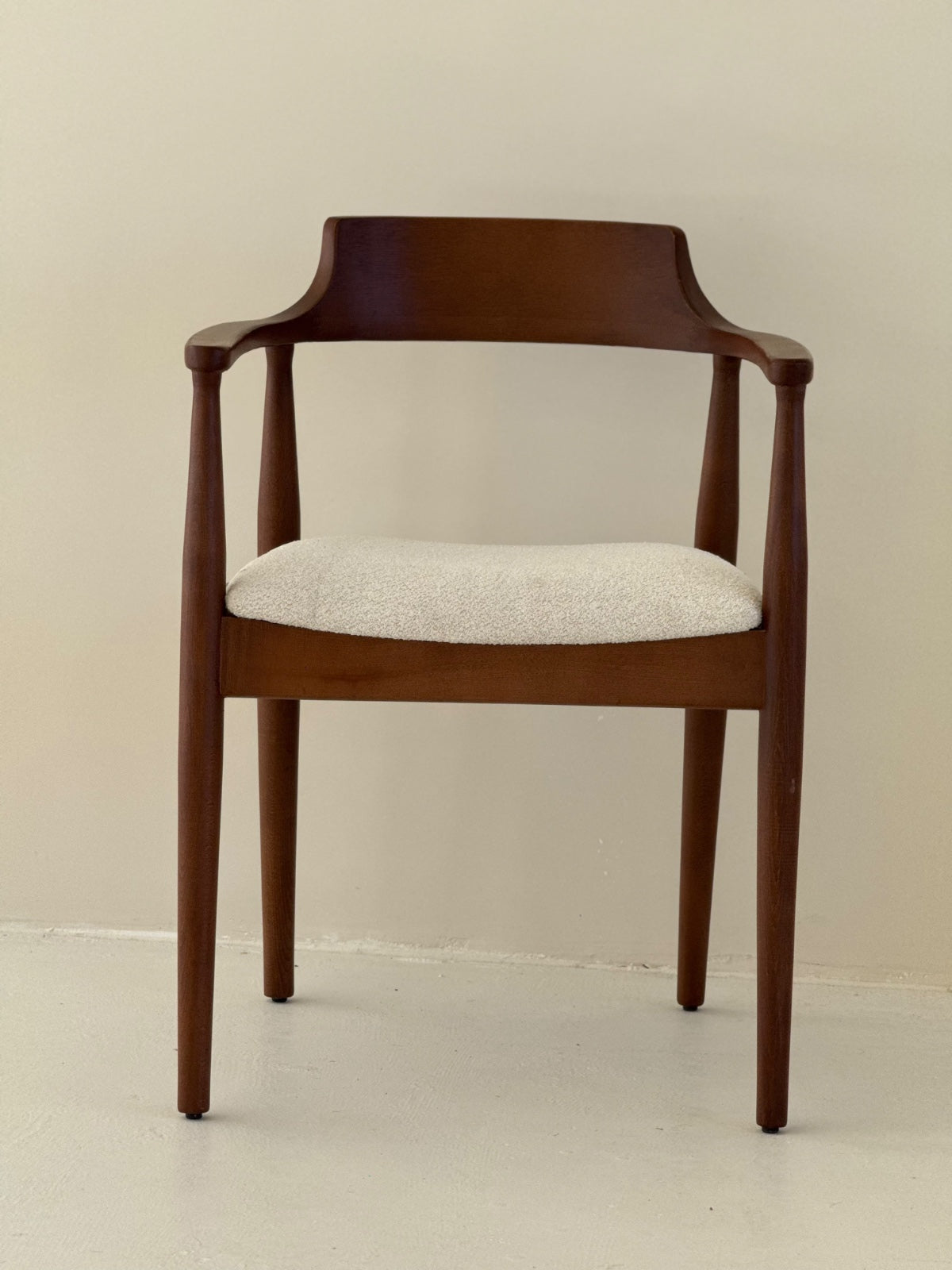 Minimalist Aura Dining Chair made of solid wood