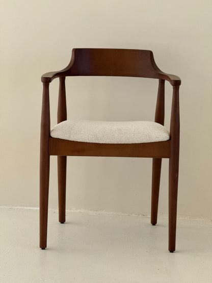 Minimalist Aura Dining Chair made of solid wood
