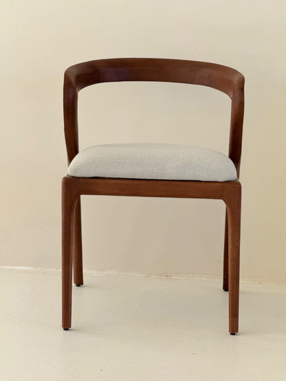 Ello Dining Chair in walnut and light brown with curved backrest and Z-shaped profile