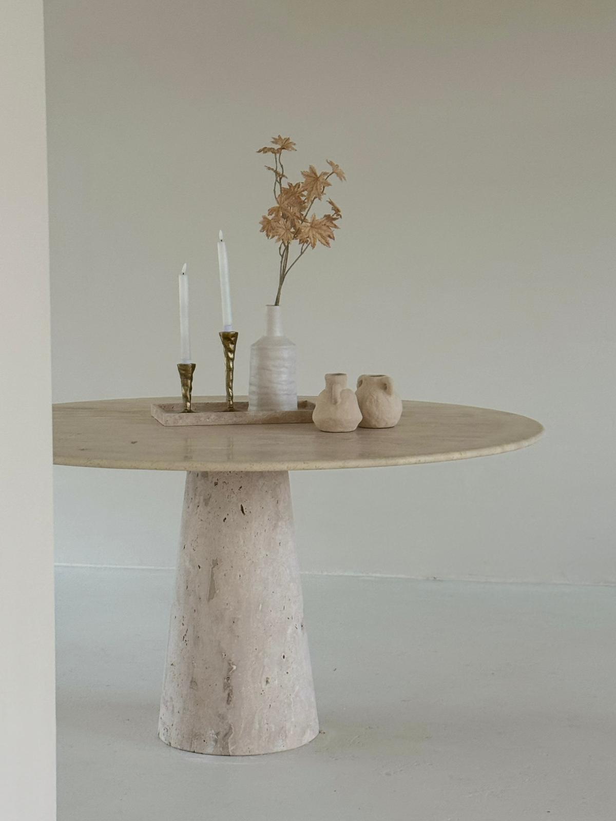 The Conical | Runder Esstisch aus Travertin