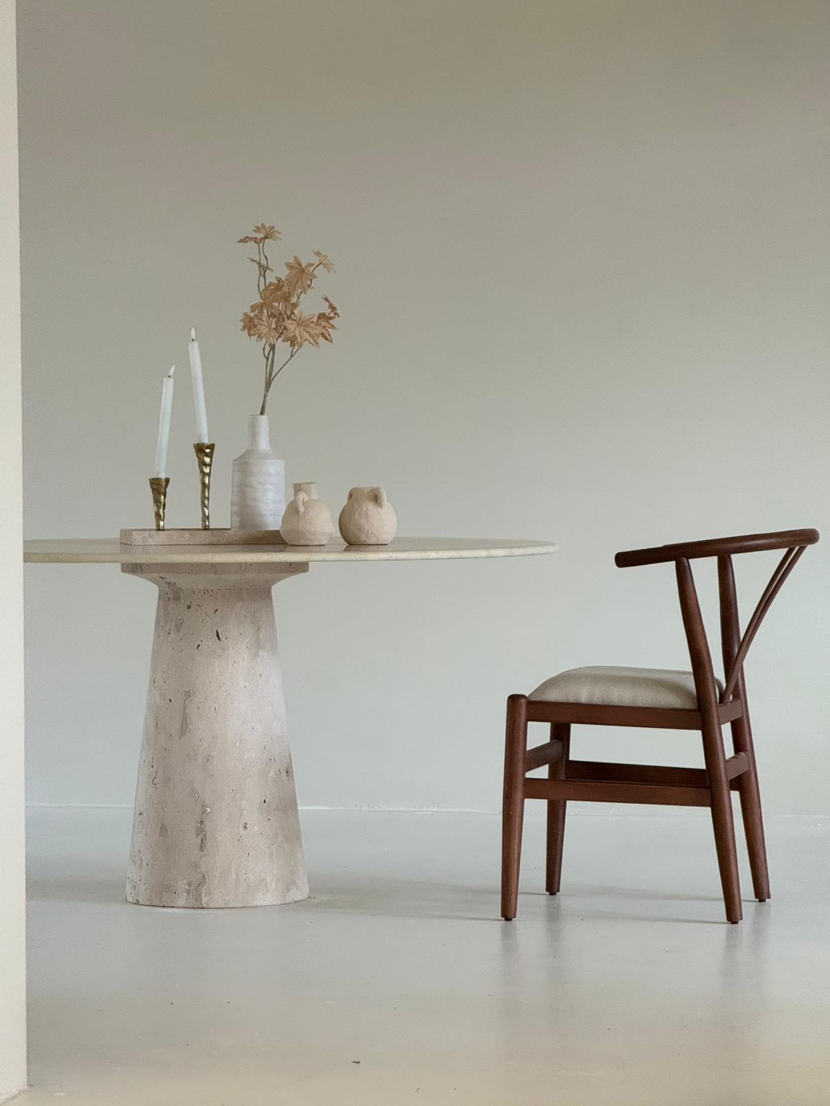 The Conical | Runder Esstisch aus Travertin