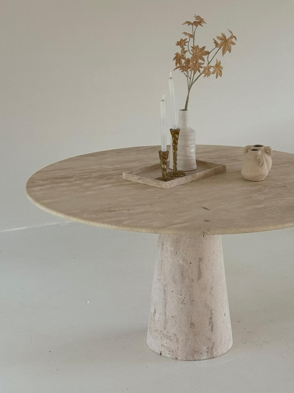 The Conical | Runder Esstisch aus Travertin