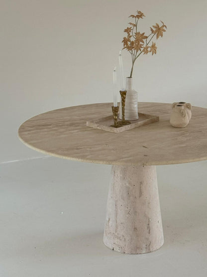 The Conical | Runder Esstisch aus Travertin