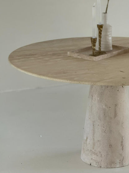 The Conical | Runder Esstisch aus Travertin
