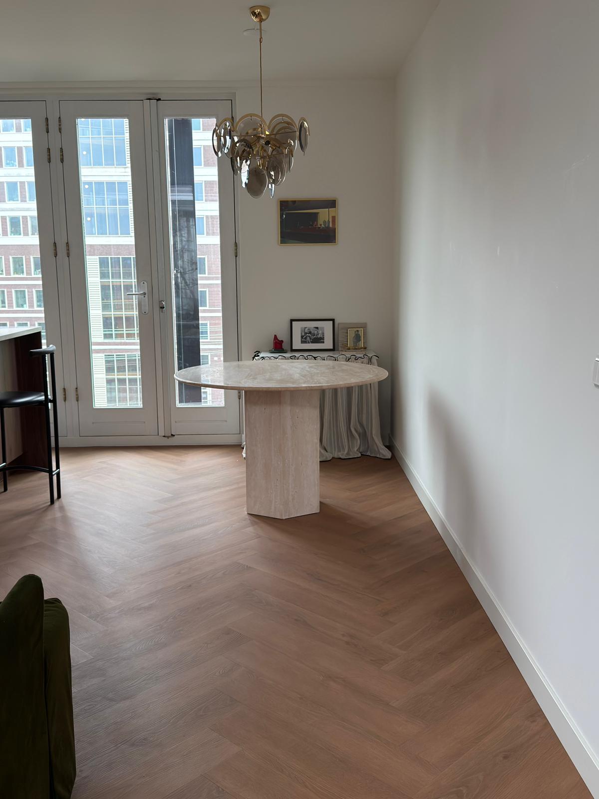 Round travertine veincut dining table | Hexa Beam Design