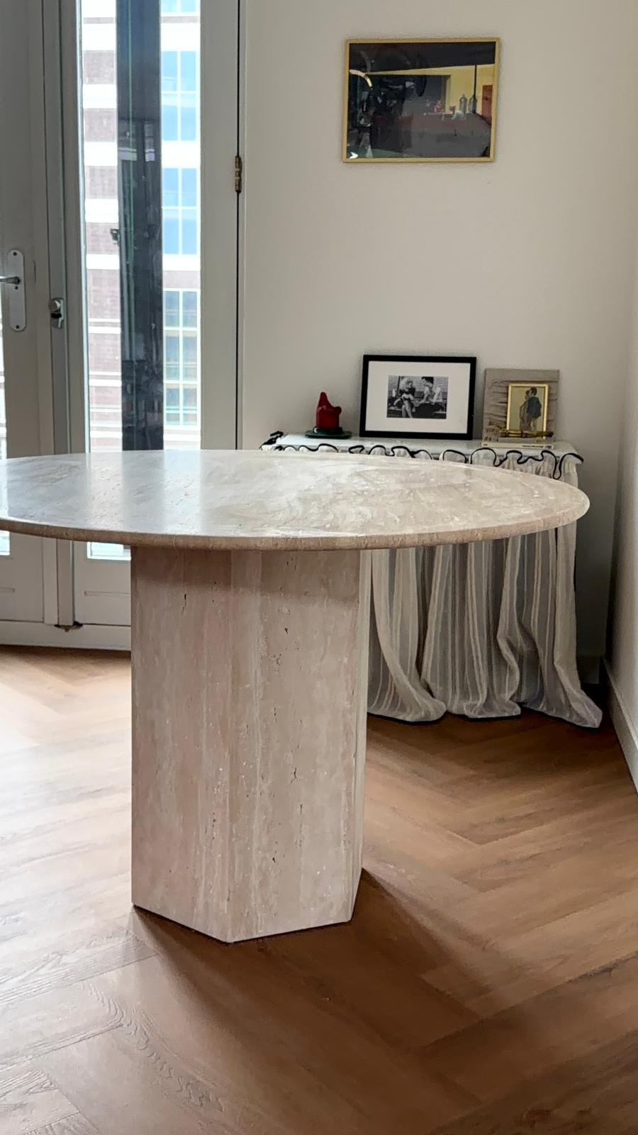Round travertine veincut dining table | Hexa Beam Design