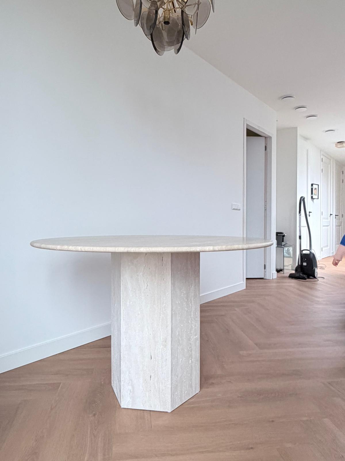 Round travertine veincut dining table | Hexa Beam Design