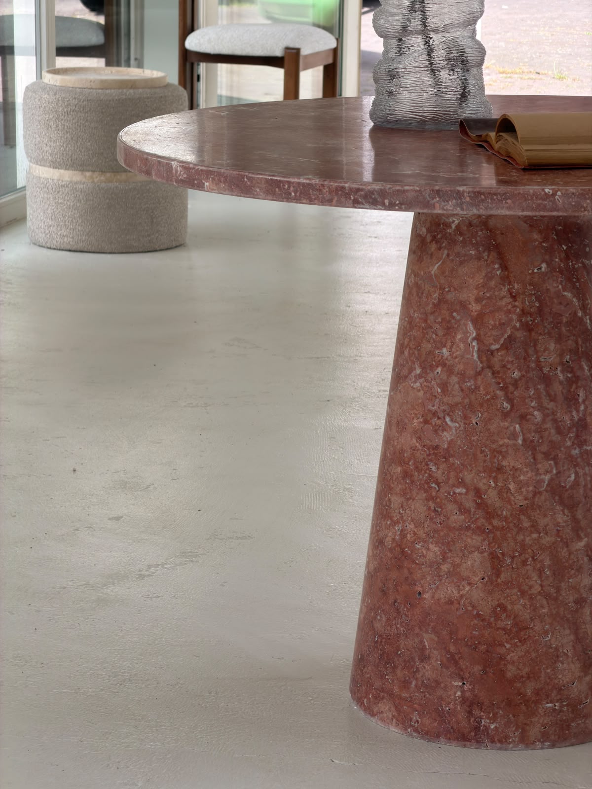 The Rosso Travertin Ronde Eettafel