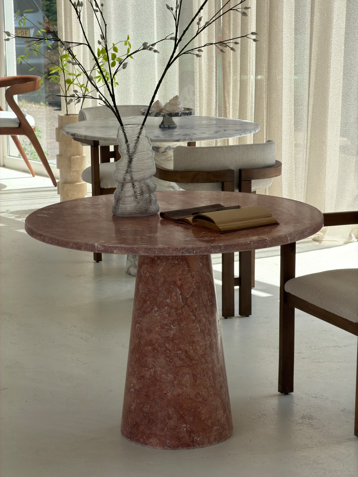 The Rosso Travertin Ronde Eettafel