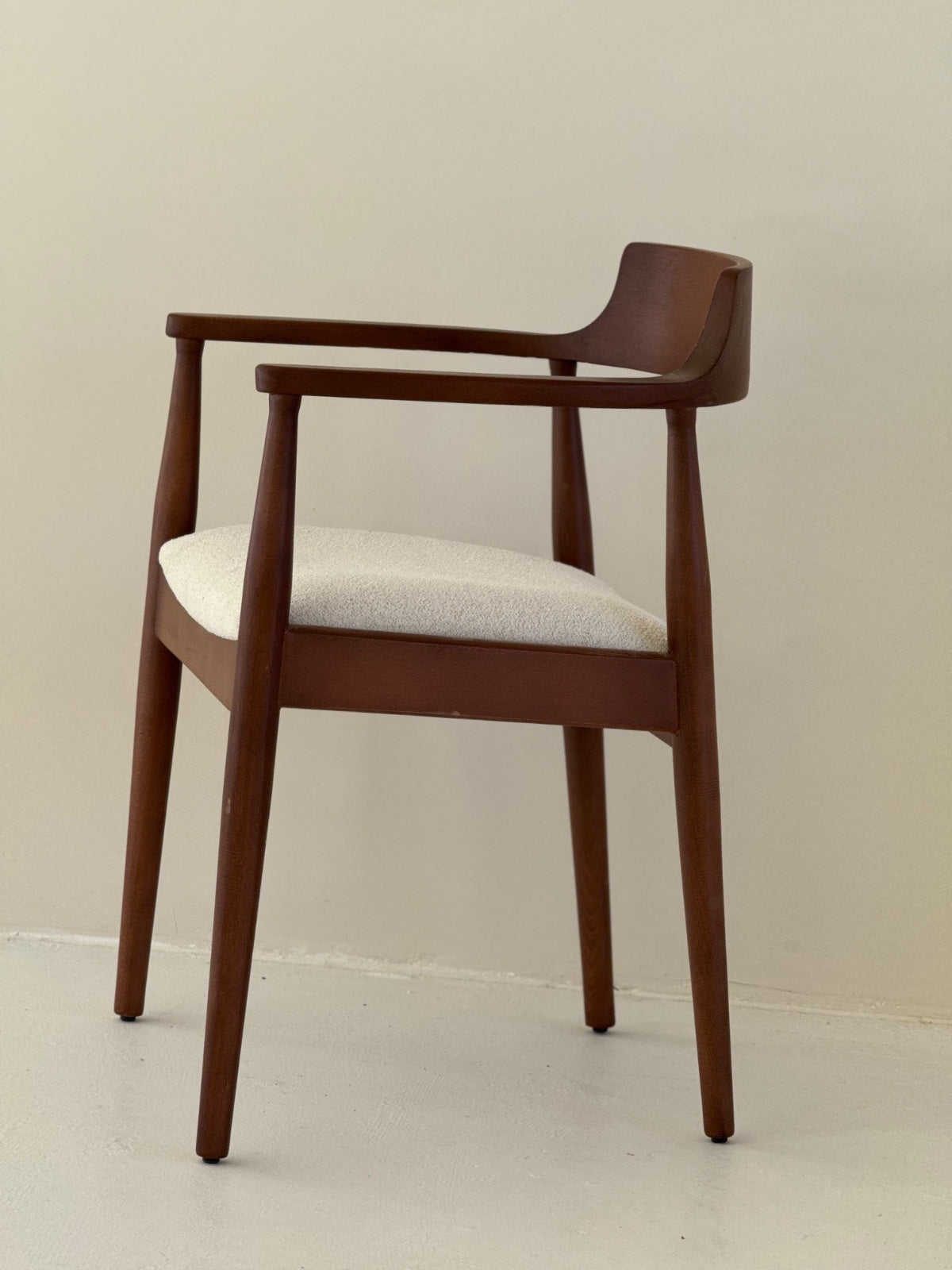 Minimalist Aura Dining Chair made of solid wood