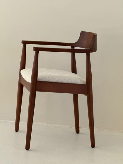 Minimalist Aura Dining Chair made of solid wood