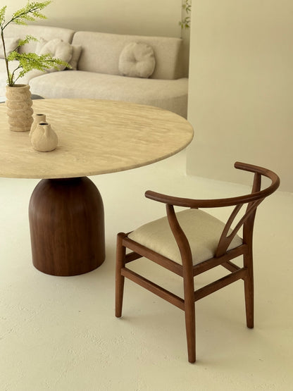 Modern dining chair in warm wood with curved backrest and neutral fabric cushion