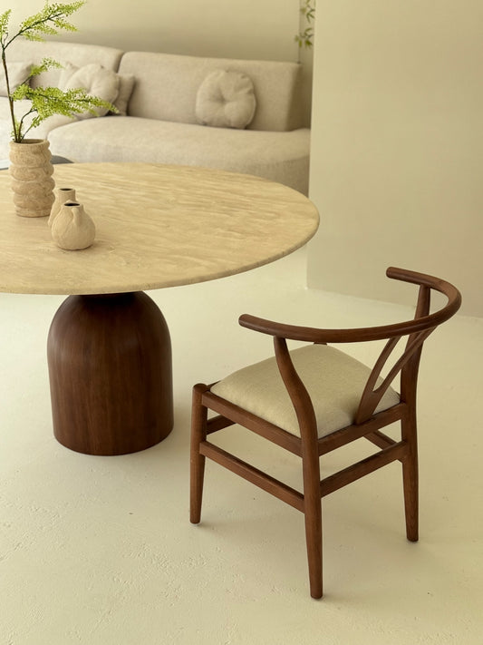 Modern dining chair in warm wood with curved backrest and neutral fabric cushion