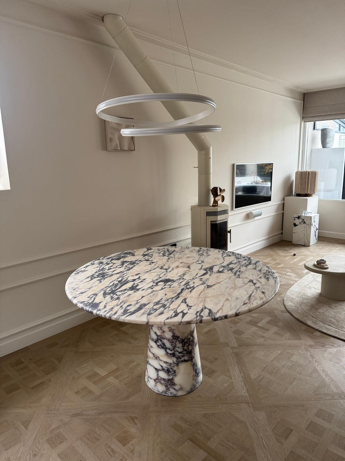The Conical Violet Marmeren Ronde Eettafel