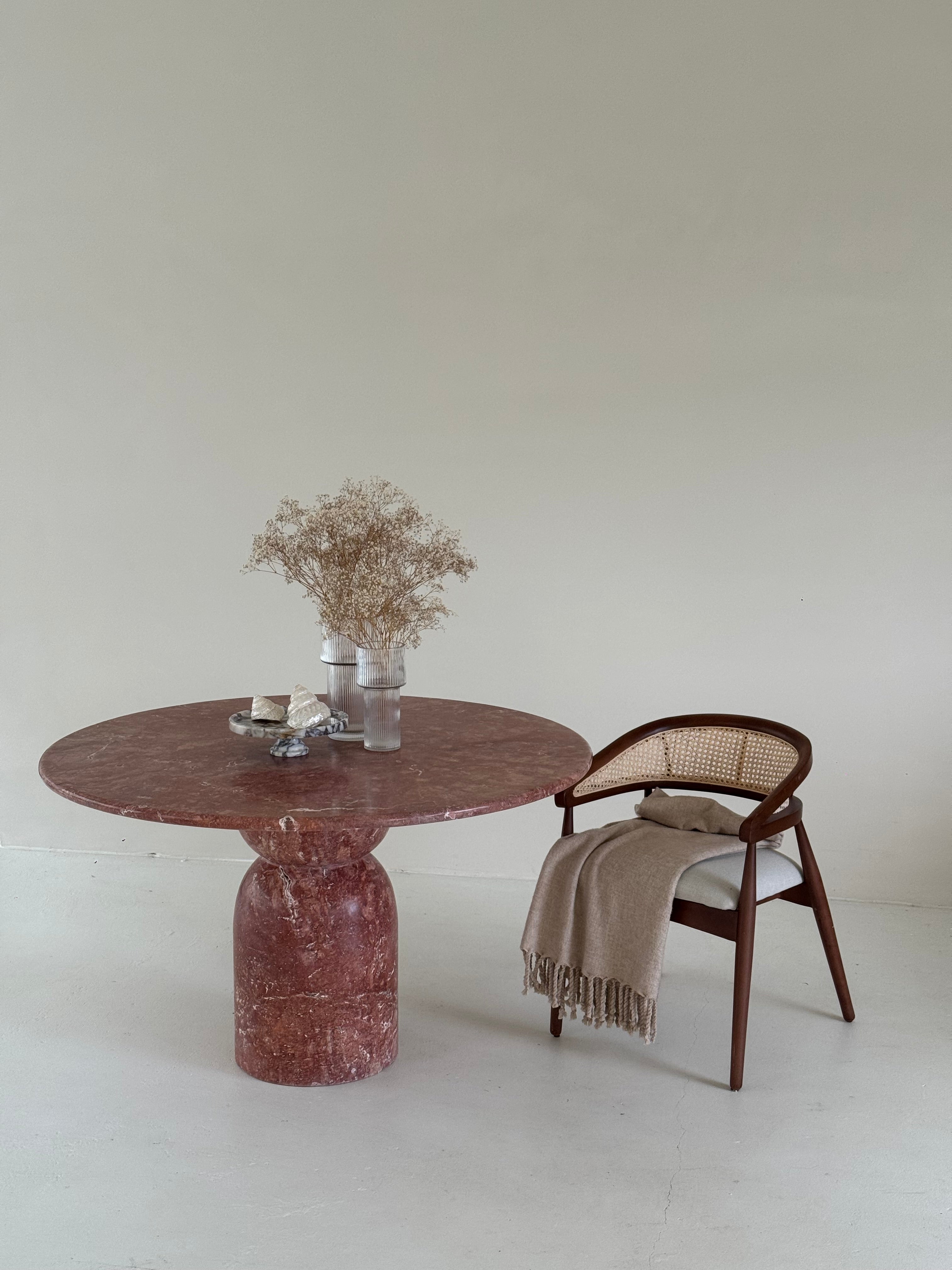 The Oreo Rode Travertin Ronde Eettafel