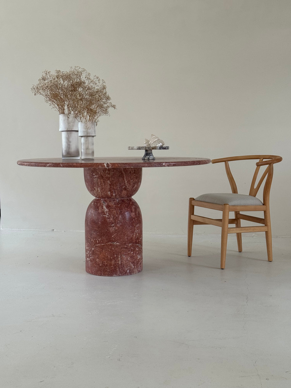 The Oreo Rode Travertin Ronde Eettafel