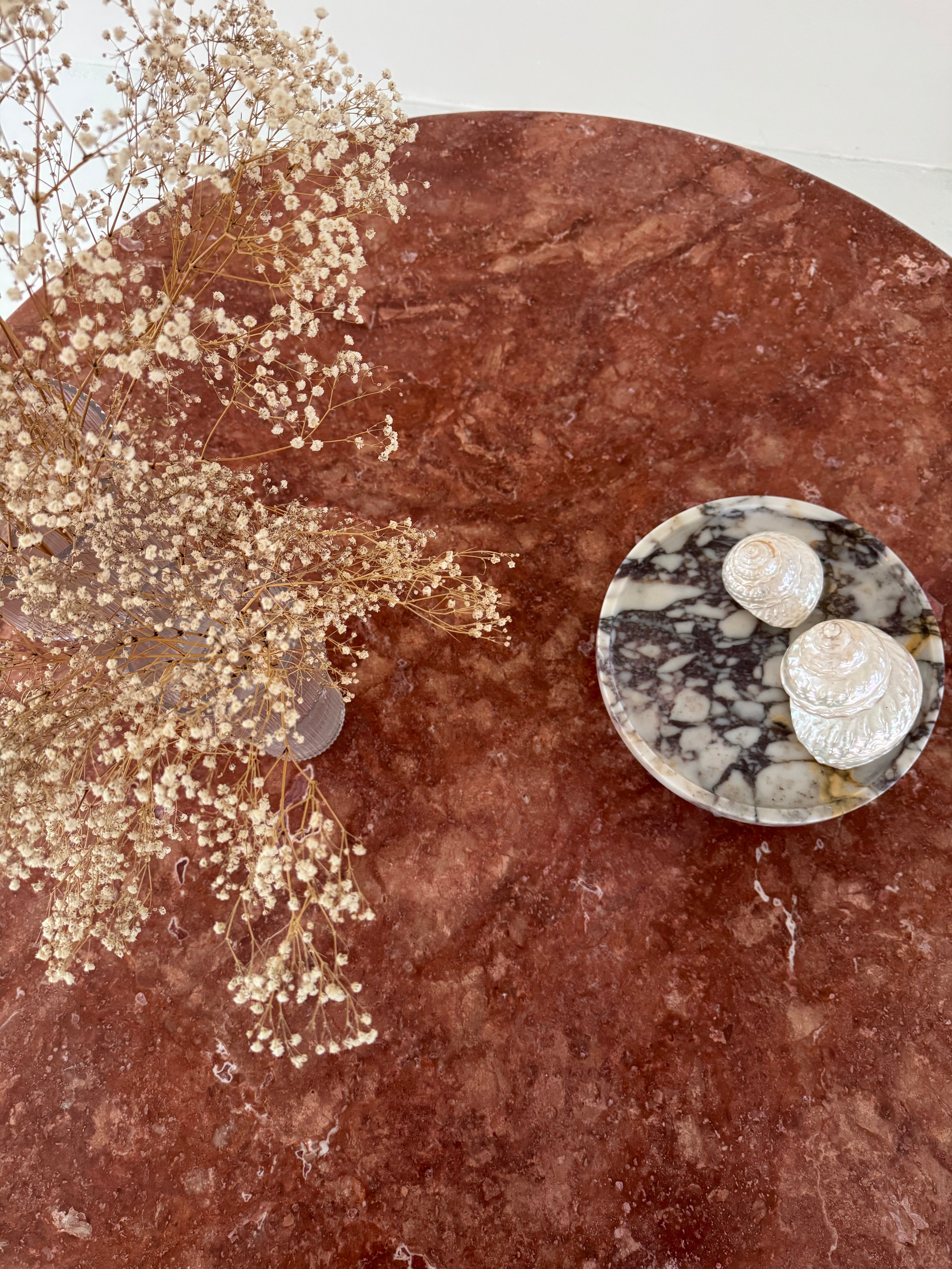 The Oreo Rode Travertin Ronde Eettafel