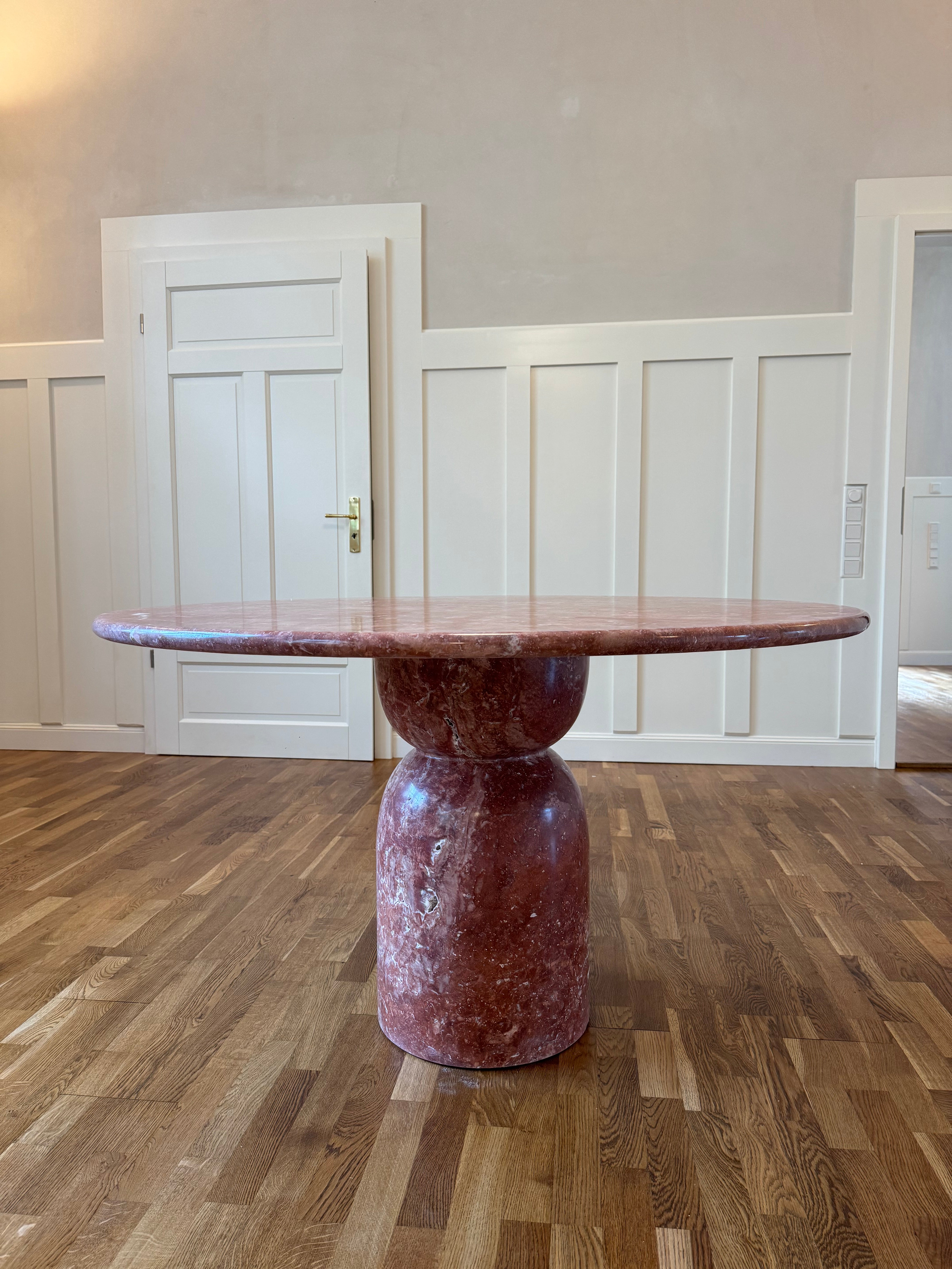 The Oreo Rode Travertin Ronde Eettafel